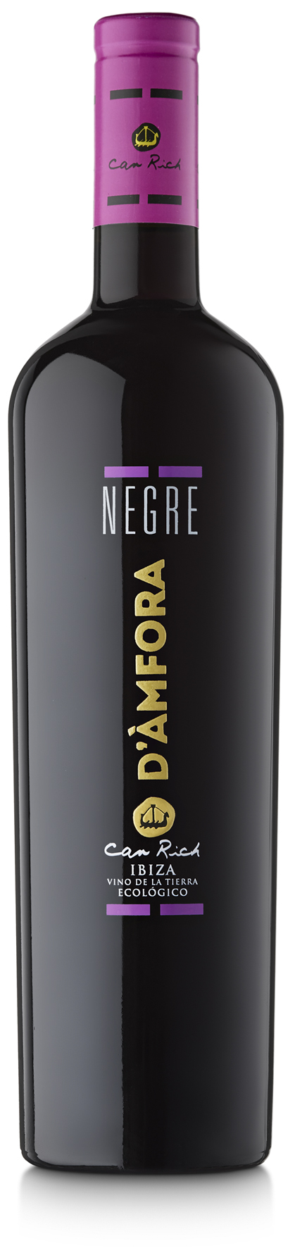 CR 10009 Biologische rode wijn d'amfora Ibiza 2022 - 75CL pDeze wijn is een biologische creatie van Monastrell en Syrah. De wijn rijpt 12 maanden in traditionele terracotta-amforen, zonder invloeden van hout of staal. Robijnrood met granaat reflecties. In de neus diep en fris, met aroma&rsquo;s van rijp rood en zwart fruit, oranjebloesem, roze peper en zoethoutachtige accenten. De wijn toont zich elegant en uitgebalanceerd in de mond, met een stevige zuurgraad en verfijnde, rijpe tannines. Het smaakpalet is sapid en levendig, met een lange, karaktervolle afdronk die de smaken harmonieus afrondt. Het combineert prachtig met gegrild lamsvlees, stoofpot of rijke mediterrane gerechten./p amfora negre.jpg