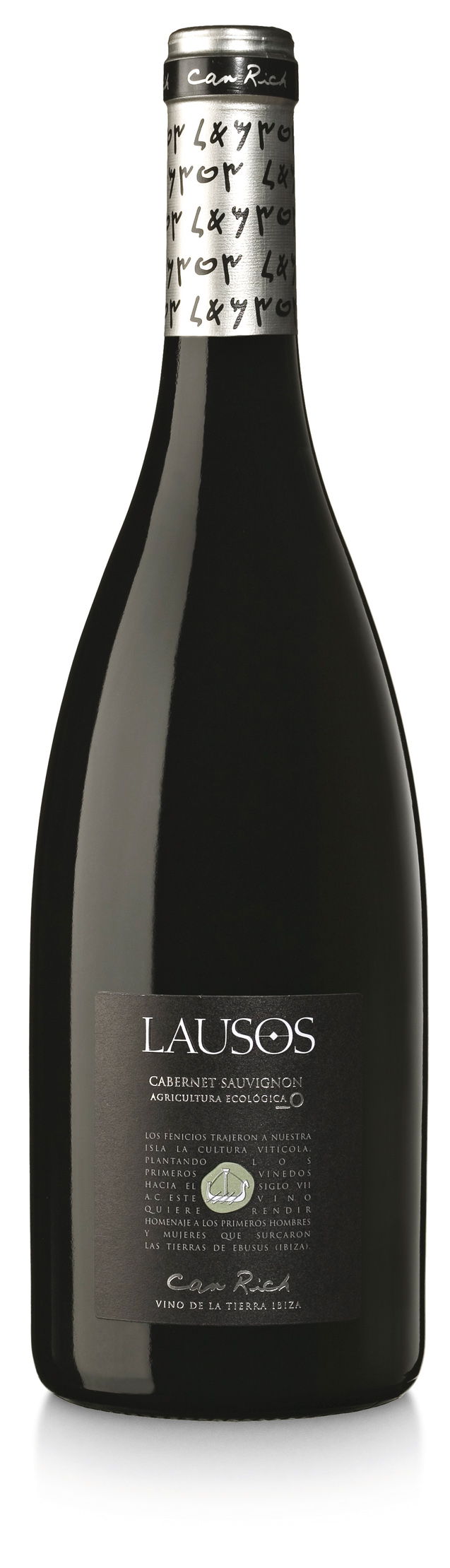 CR 10026 Lausos Cabernet Sauvignon Magnum 2018 - 150CL pDeze wijn onthult tonen van zwart fruit zoals bramen en zwarte pruimen, met minerale accenten van potloodslijpsel, verfijnd aangevuld met tertiaire aroma&rsquo;s van tabak, cacao en sandelhout. In de mond presenteert hij zich delicaat en gul, smaakvol en zijdezacht, met een soepele, lange afdronk. Een wijn met bewaarpotentieel, gemaakt om nu van te genieten &eacute;n om nog vele jaren te koesteren./p lausos ombra.jpg