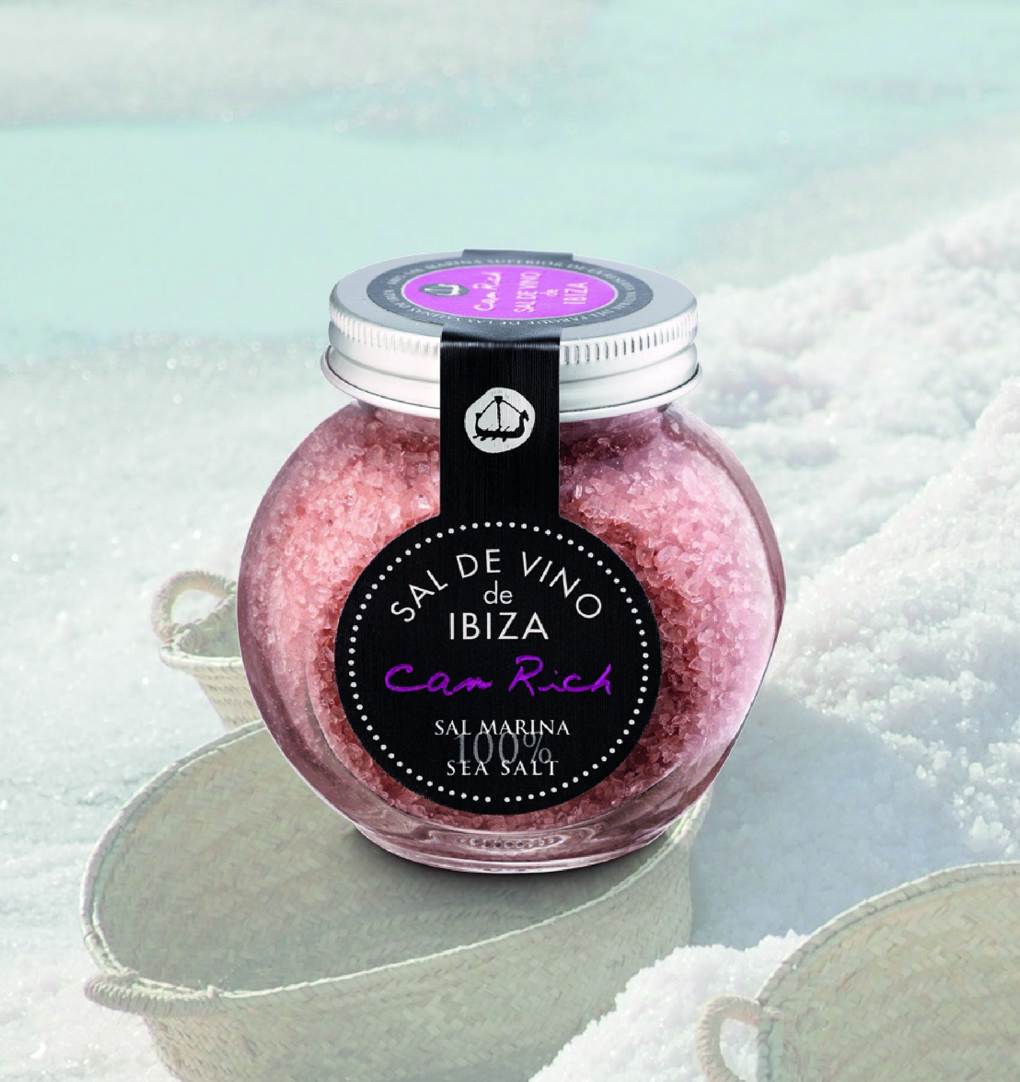 CR 10600 Zout vermengd met biologische Can Rich Monastrell rode wijn - 200G pZout vermengd me biologische Can Rich Monastrell rode wijn. Sal de Can Rich is 100 % zeezout, afkomstig uit de traditionele zoutpannen van het Parc Natural de Ses Salines op Ibiza. De zouten worden op ambachtelijke wijze geoogst en na zon- en winddroging licht gemalen zonder raffinage of toevoegingen, waardoor alle mineralen behouden blijven./p Vino