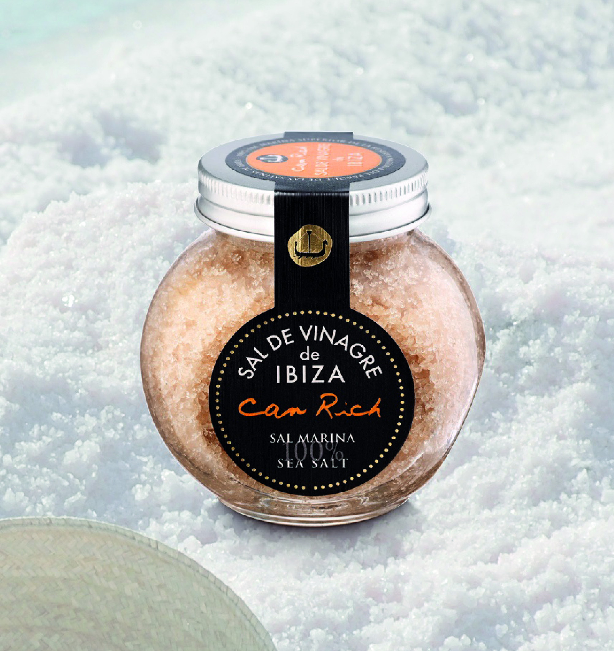 CR 10603 Zout traditioneel gemacereerd met sherryazijn - 200G pTraditioneel gemacereerd met sherryazijn. Sal de Can Rich is 100 % zeezout, afkomstig uit de traditionele zoutpannen van het Parc Natural de Ses Salines op Ibiza. De zouten worden op ambachtelijke wijze geoogst en na zon- en winddroging licht gemalen zonder raffinage of toevoegingen, waardoor alle mineralen behouden blijven./p Vinarge