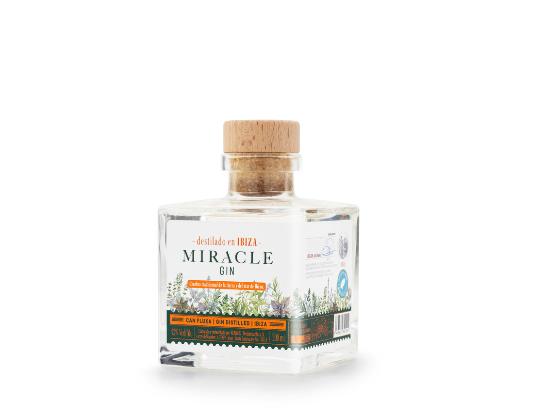 FLG MIR200 FL Gin Miracle 43% - 20CL pOnze strongMiracle Gin/strong vindt haar oorsprong in de exclusieve tuin van Can Flux&agrave;, waar zorgvuldig geselecteerde botanicals samenkomen tot een unieke beleving. Elke fles ademt de puurheid en frisheid van de natuur: de karaktervolle warmte van jeneverbes, het kruidige aroma van korianderzaad, de verfijnde diepte van engelwortel, de zonnige toetsen van zoete sinaasappelschil en frisse citroenschil, aangevuld met de mediterrane elegantie van verse tijm en citroenverbena. Het resultaat is een harmonieuze gin die de ziel van Ibiza vangt. Authentiek, levendig en verfijnd./p FLG MIR200