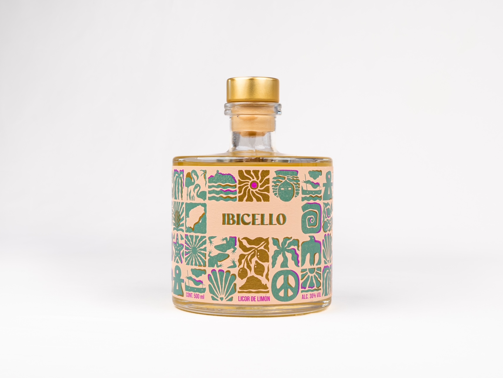 IBI 200 ML Ibicello Citroenlikeur Ibiza 30% - 200ML pstrongIbicello/strong is een strongambachtelijke citroenlikeur,/strong ontstaan op Ibiza vanuit een uniek distillatieproces, volgens een verfijnd recept waarin traditie en eilandgevoel samenkomen. Elk detail - van de verse citroenen tot de langzame distillatie - is met zorg gekozen om de puurheid van het eiland te vangen. Onze citroenlikeur wordt geproduceerd in kleine batches door lokale vakmensen, met respect voor het ambacht en oog voor kwaliteit. Het resultaat is een heerlijke, frisse likeur met zachte bitters en een zonnige citrusbalans, perfect als digestief of in een lichte cocktail. Ibicello is meer dan een drank. Het is een ode aan het leven in het moment, aan zwoele zomeravonden, lange tafels en het ritme van de zon. Een stukje Ibiza, in elk glas./p IBI