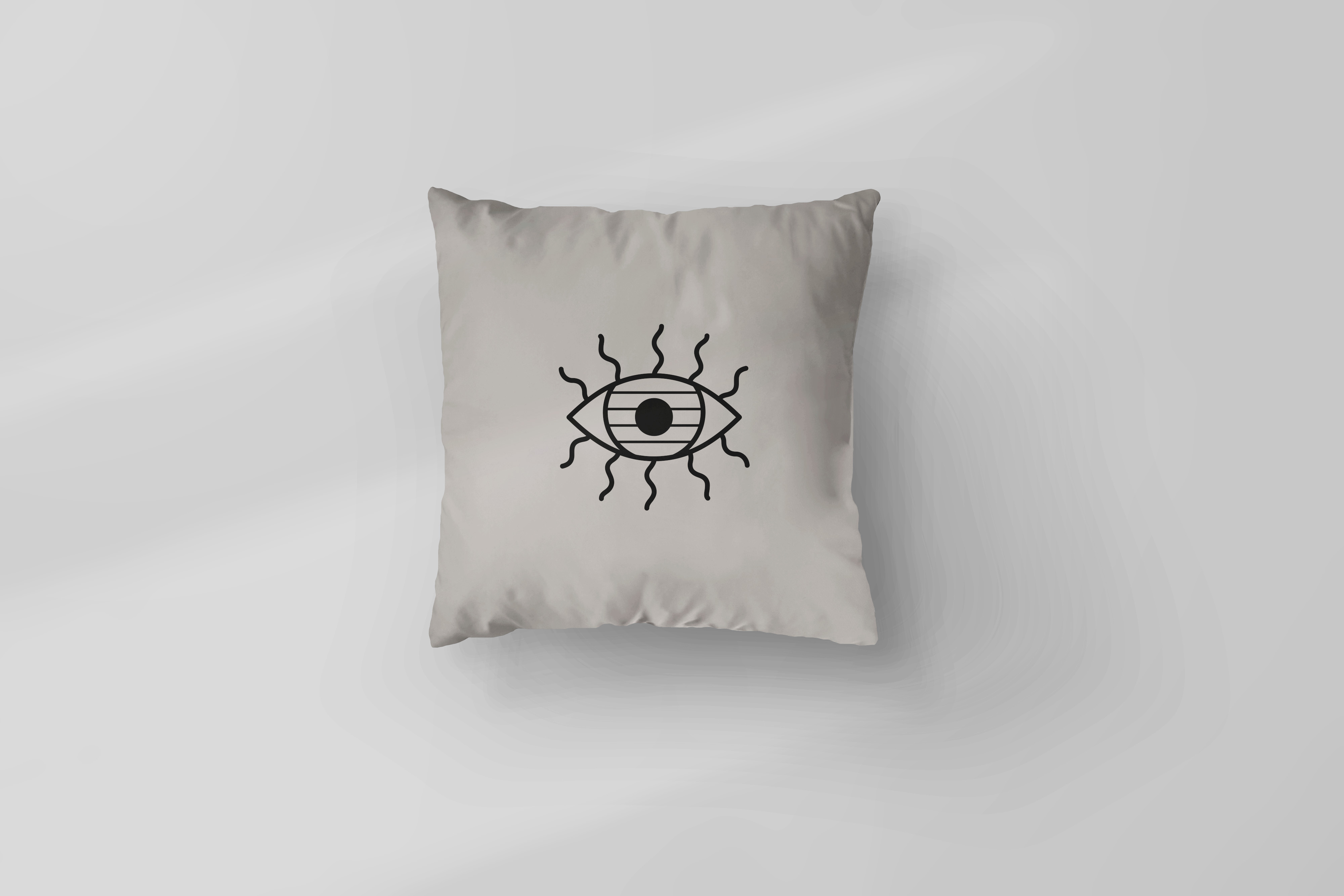 PROMO 1 KUS Buitenkussen Ojo de Ibiza zandkleur 45x45 pBij Sabores de Ibiza draait het niet alleen om het aanbieden van de heerlijke wijnen van strongOjo de Ibiza,/strong maar ook om de totale beleving. Om jouw zaak, terras of event volledig in de sfeer van Ibiza onder te dompelen, bieden we naast de wijnen ook strongexclusief marketingmateriaal/strong aan. Denk aan stijlvolle buitenkussens, comfortabele ligstoelen en praktische maar elegante ijsemmers, allemaal ontworpen om de unieke identiteit van Ojo de Ibiza te versterken en jouw presentatie dat tikkeltje extra te geven. Zo cre&euml;er je niet alleen een smaakvolle, maar ook een onvergetelijke Ibiza-beleving voor je klanten./p Kussen_khakhi_grijs_45x45.jpg