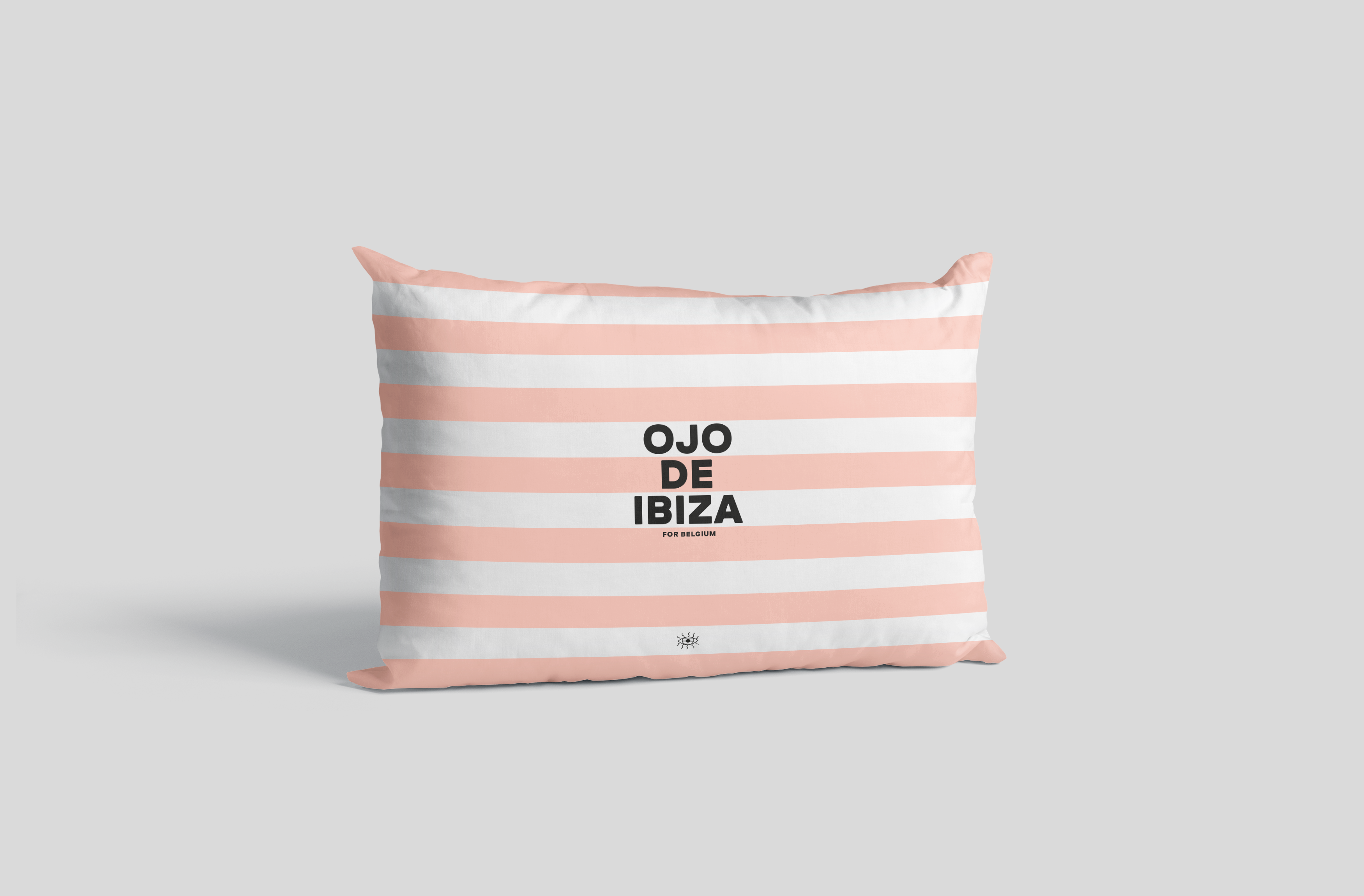 PROMO 2 KUS Buitenkussen Ojo de Ibiza paarse strepen 40x60 pBij Sabores de Ibiza draait het niet alleen om het aanbieden van de heerlijke wijnen van strongOjo de Ibiza,/strong maar ook om de totale beleving. Om jouw zaak, terras of event volledig in de sfeer van Ibiza onder te dompelen, bieden we naast de wijnen ook strongexclusief marketingmateriaal/strong aan. Denk aan stijlvolle buitenkussens, comfortabele ligstoelen en praktische maar elegante ijsemmers, allemaal ontworpen om de unieke identiteit van Ojo de Ibiza te versterken en jouw presentatie dat tikkeltje extra te geven. Zo cre&euml;er je niet alleen een smaakvolle, maar ook een onvergetelijke Ibiza-beleving voor je klanten./p Kussen_roze.png