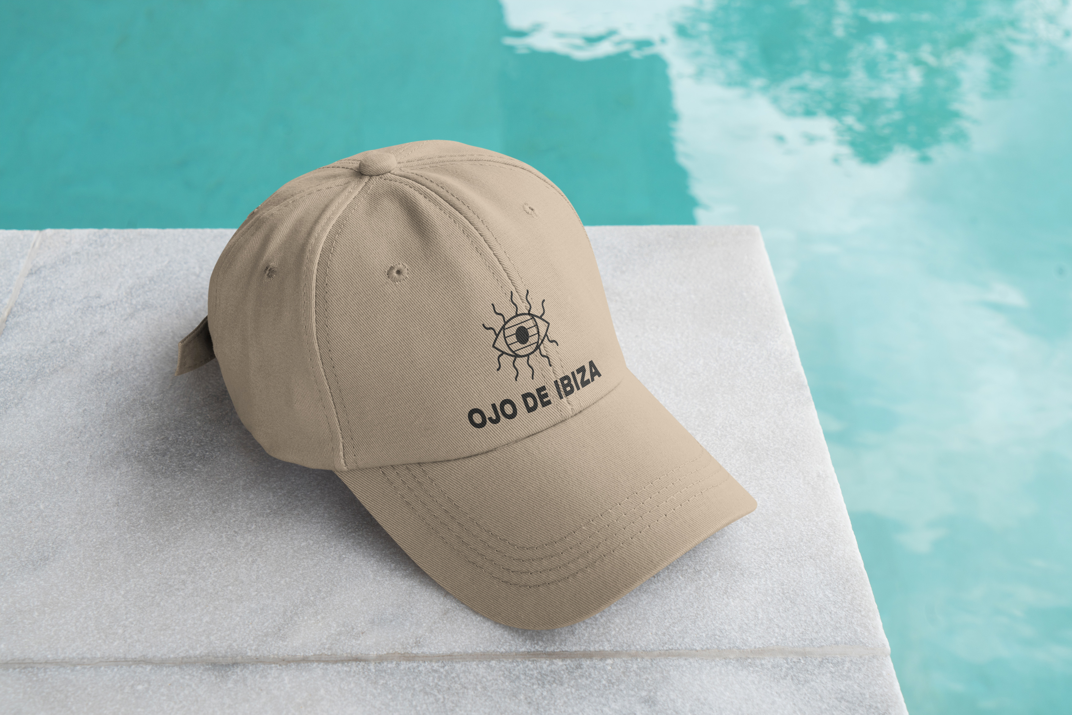 PROMO 4 PET Pet Ojo de Ibiza zand wit pBij Sabores de Ibiza draait het niet alleen om het aanbieden van de heerlijke wijnen van strongOjo de Ibiza,/strong maar ook om de totale beleving. Om jouw zaak, terras of event volledig in de sfeer van Ibiza onder te dompelen, bieden we naast de wijnen ook strongexclusief marketingmateriaal/strong aan. Denk aan stijlvolle buitenkussens, comfortabele ligstoelen en praktische maar elegante ijsemmers, allemaal ontworpen om de unieke identiteit van Ojo de Ibiza te versterken en jouw presentatie dat tikkeltje extra te geven. Zo cre&euml;er je niet alleen een smaakvolle, maar ook een onvergetelijke Ibiza-beleving voor je klanten./p Petten_02.jpg