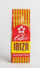 CI0121 Koffiebonen 250 g - Doos van 10 <p>Onze meest klassieke koffie is gemaakt van een uitgebalanceerde blend van zorgvuldig geselecteerde koffies, met de garantie van onze dagelijkse branding. <strong>Caf&eacute;s Ibiza</strong> brengt een koffie met een eigen karakter: een onmiskenbaar aroma, vol lichaam en een aangename zuurtegraad. Door de zorgvuldige selectie van koffiebonen van verschillende herkomsten ontstaat een volle en evenwichtige koffie, met een intens aroma en een milde zuurtegraad, waarvan de smaak lang na het drinken blijft hangen.</p> 10121