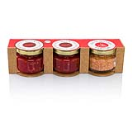 FL 50425 FL Chili Jam Ibiza verpakking per 3 - 3X65G <p>Het <strong>3-pack Dulce de Guindilla</strong> van Ibiza Delicatessen bevat drie ambachtelijke potjes van hun beroemde chili jam, elk met een uniek karakter. De ambachtelijke chili jam combineert de intense smaak van zelfgekweekte Spaanse guindilla-pepers met een vleugje suiker en agar-agar. Een perfect condiment bij kaas, vlees of pasta.</p> FL 50425