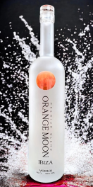 OMSV Orange Moon Vodka 40% - 70CL <p>Onze <strong>distilleerderij bevindt zich op Ibiza</strong>, het mediterrane eiland dat bekendstaat om zijn karakter en energie. Vanuit deze bijzondere omgeving hebben wij een vodka gecre&euml;erd die puurheid en verfijning belichaamt. Onze distilleerderij bevindt zich op Ibiza, het mediterrane eiland dat bekendstaat om zijn karakter en energie. Vanuit deze bijzondere omgeving hebben wij een vodka gecre&euml;erd die puurheid, verfijning en zachtheid belichaamt. Ons doel was duidelijk, maar uitdagend: een van de zachtste en meest verfijnde vodka&rsquo;s cre&euml;ren die er bestaan. Een vodka die het gehemelte streelt met subtiele aroma&rsquo;s en een delicate, uitgebalanceerde smaak. Door onze vijf keer gedistilleerde graanalcohol van de hoogste kwaliteit te combineren met het kristalheldere water dat diep onder het eiland Ibiza ontspringt. Dankzij ons speciaal ontwikkelde en zorgvuldig bewaarde proces ontstaat de uitzonderlijke zachtheid die <strong>Orange Moon Vodka</strong> zo geliefd maakt.</p> OMSV